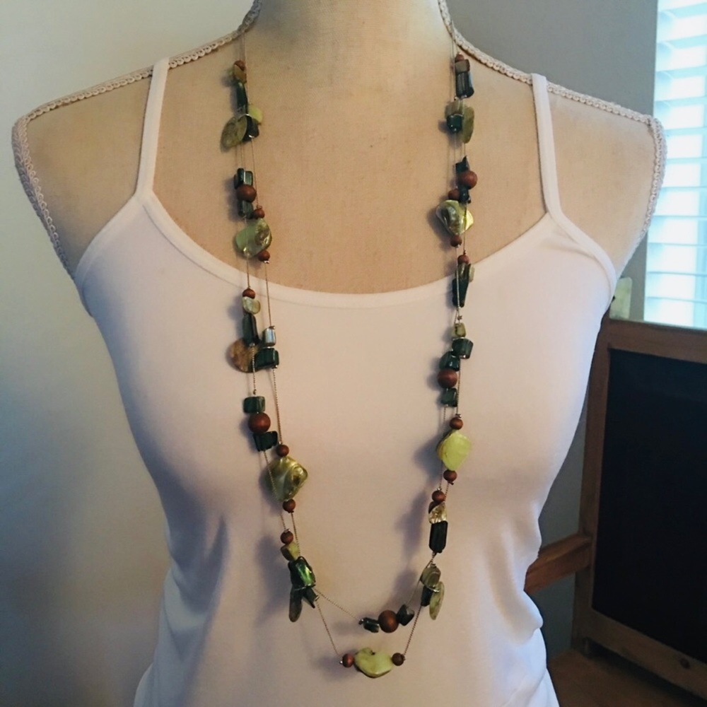 Vintage 90s dyed shell and wood bead necklace